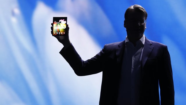 „Samsung“ pristatė pirmąjį pasaulyje sulankstomą išmanujį telefoną