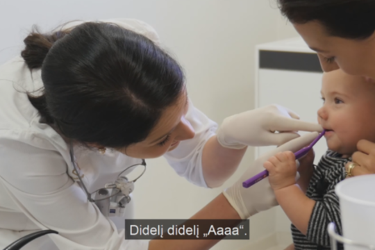 Julija Žižė išsiaiškino, kokias klaidas tėvai daro prižiūrėdami vaikų dantukus