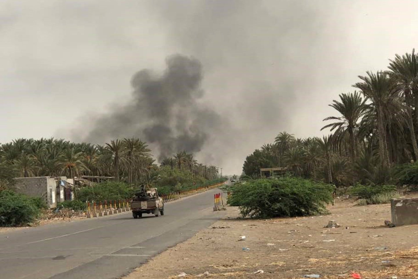  Jemeno provyriausybinėms pajėgoms ketvirtadienį apsupus sukilėlių pajėgas Chudaidos uostamiesčio širdyje, žuvo dešimtys kovų dalyvių, sakė šaltiniai ligoninėje.<br> AFP/Scanpix nuotr.