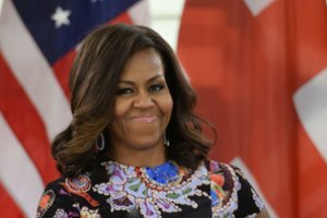 Buvusi JAV pirmoji ponia Michelle Obama naujoje knygoje pliekia Donaldą Trumpą