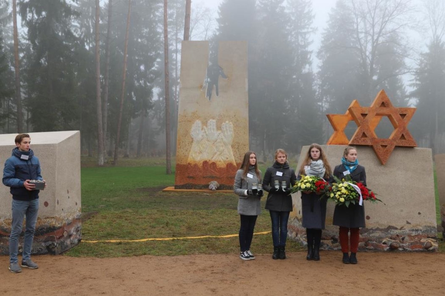  Vandžiogaloje (Kauno r.) įamžintas Holokausto aukų atminimas. <br> Kauno rajono savivaldybės nuotr.