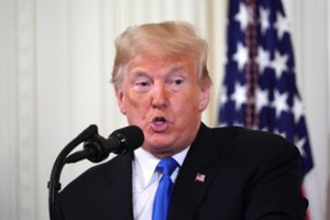 D. Trumpas pasirašė nutarimą apriboti prieglobsčio suteikimą migrantams