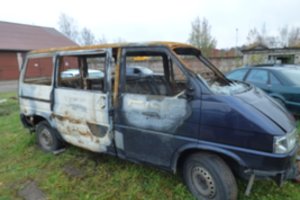 Vagys sudegino įklimpusį autobusiuką