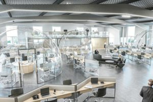 Studento idėja – stiklo kupolai biuro viduje