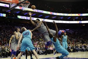 NBA naktis: monstriškas J. Embiido žaidimas atvedė „76ers“ į pergalę po pratęsimo