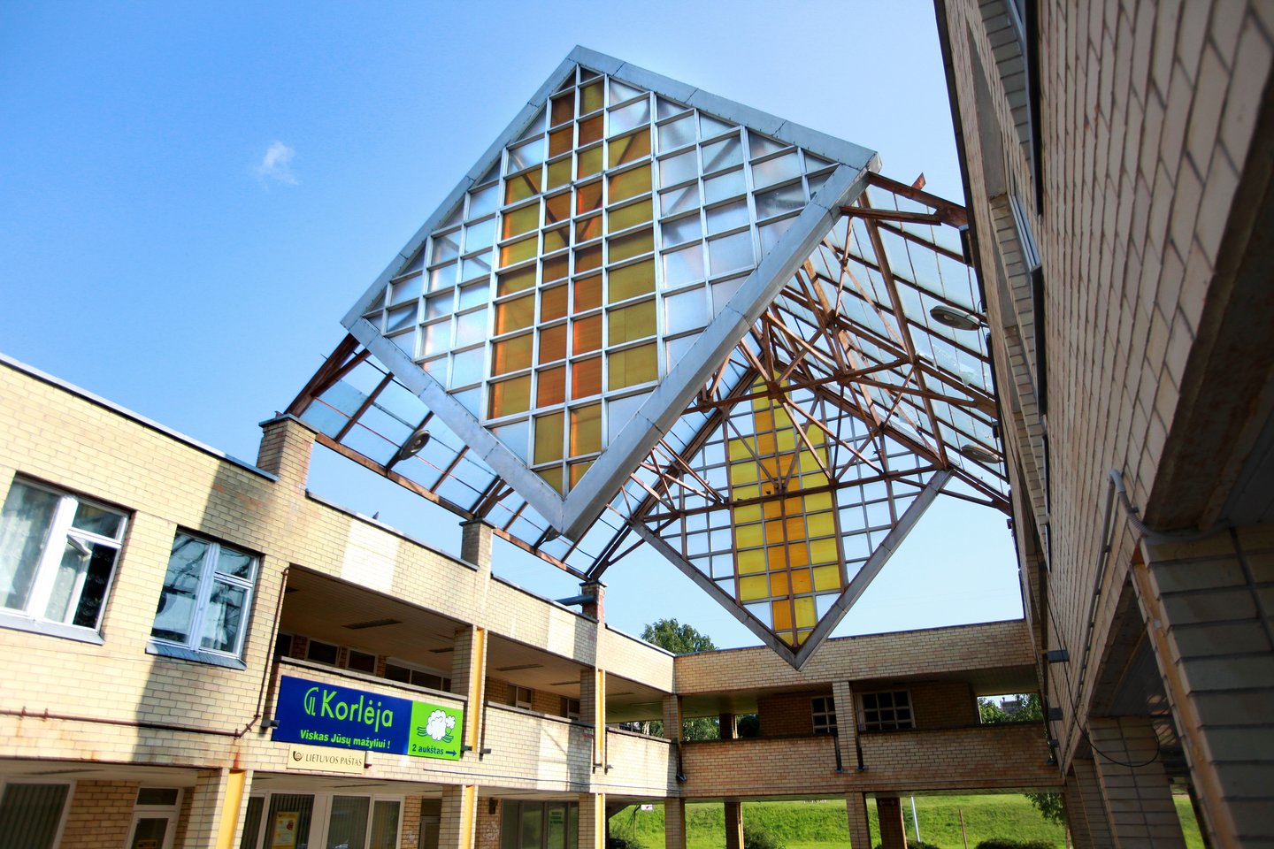 Naujoji Vilnia, buvęs buitinio aptarnavimo pastatas, dabar - policijos komisariatas (arch. Elena Nijolė Bučiūtė), Vilnius.<br>V.Balkūno nuotr.