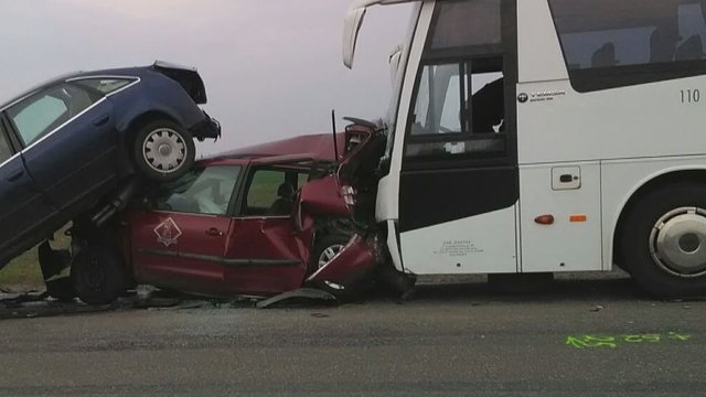 Varėnos r. autobusas sukėlė masinę avariją: žmonės išvežti į ligoninę