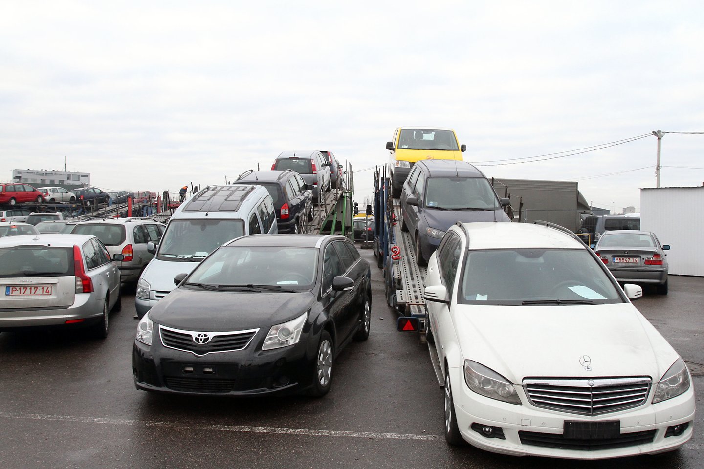 Užsieniečiai išsigabena daugybę automobilių iš Lietuvos.<br>M.Patašiaus nuotr.