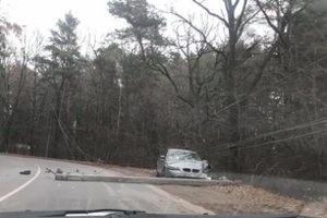 Kaune nesuvaldytas BMW nuvertė stulpą, vairuotojas bandė sprukti