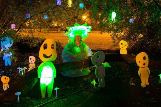 Į sostinės Stiklo kvartalą nusileido paslaptingos medžių dvasios