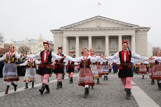 Šimtas porų Rotušės aikštėje sukosi polonezo ritmu