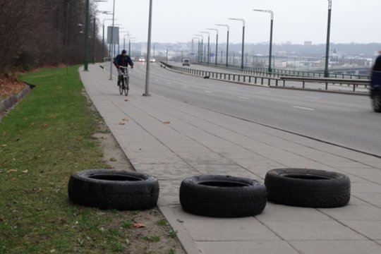 Automobiliai Kaune tapo padangas svaidančių paauglių taikiniu