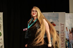 Kaune surengto ilgakasių konkurso nugalėtojos plaukų ilgis viršijo pusantro metro