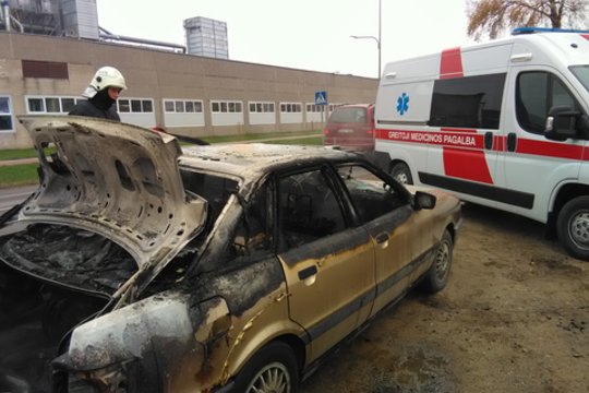Šilutėje užsirūkęs vyras susprogdino savo automobilį