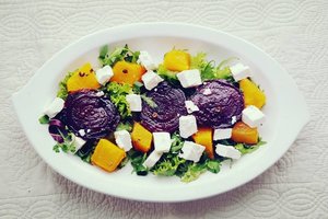 Salotos su keptu moliūgu ir burokėliais patiks ir išrankiausiems