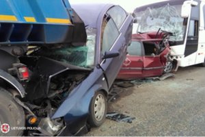 Savaitgalio avarijose sužeisti 32 žmonės