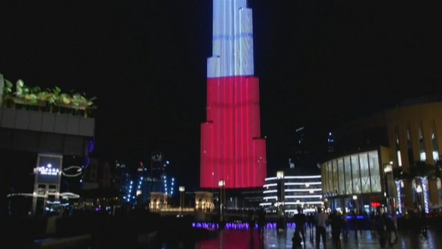 Aukščiausias pasaulio pastatas nušvito Lenkijos vėliavos spalvomis