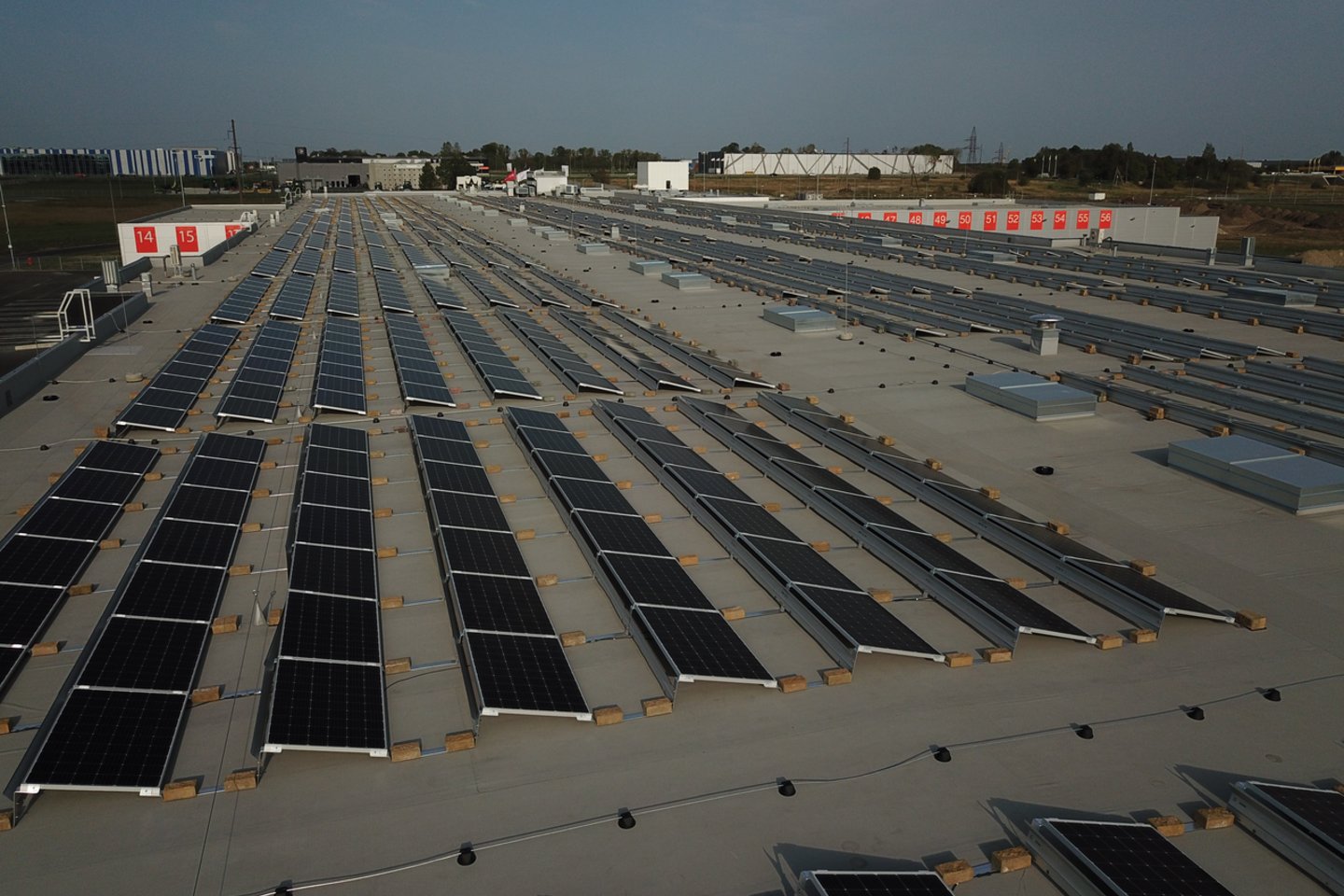 Ant „Omniva“ logistikos centro Taline – pusę futbolo aikštės ploto užimanti saulės elektrinė.<br>„Omniva“ nuotr.