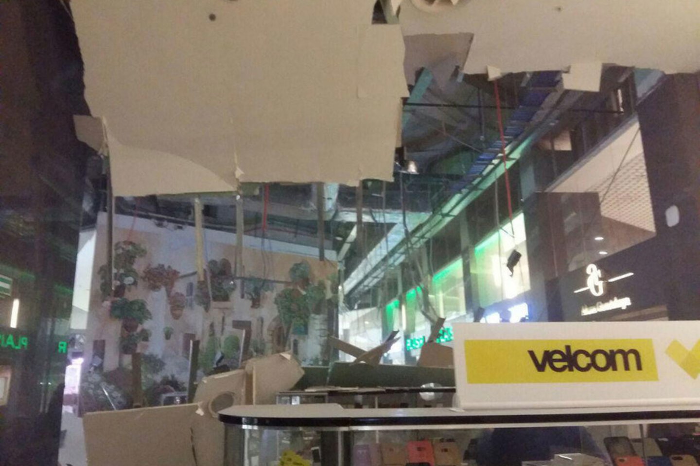  Minsko prekybos centre „Arena City“ įgriuvo lubos. Apie tai praneša Baltarusijos žiniasklaida.<br> nn.by nuotr