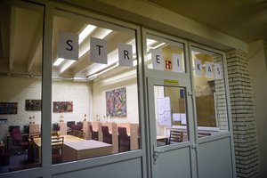 Mokytojai tęsia streiką, pasiaiškinti kviečiama ministrė