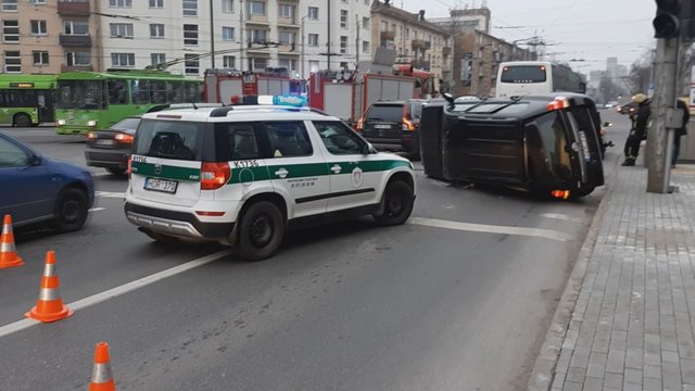 Dėl avarijos Kaune sutriko eismas – vairuotojams prireikė medikų pagalbos