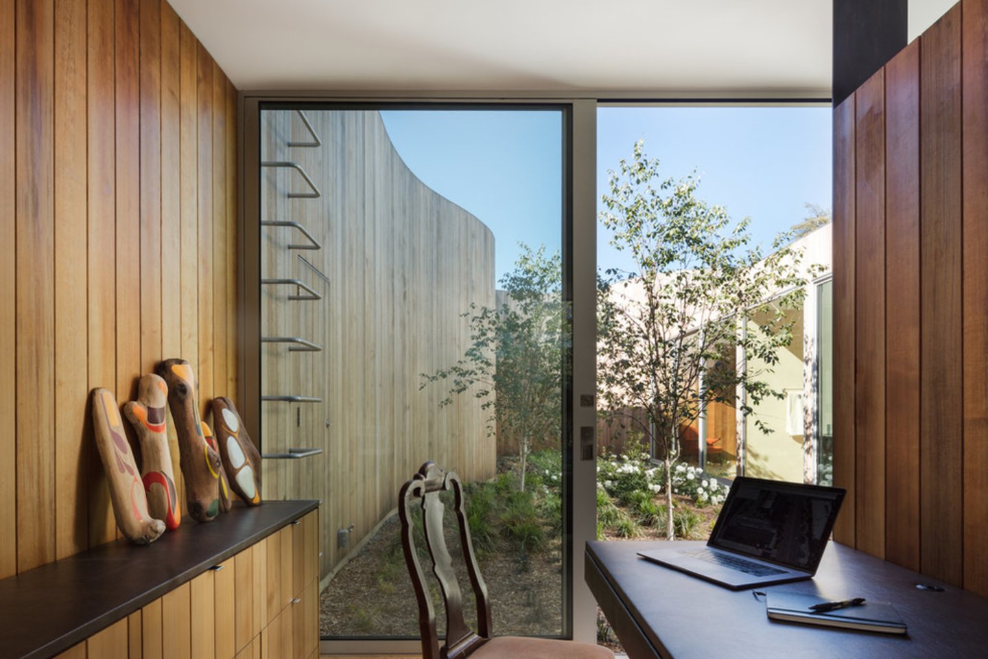 Vietoj to, kad namų šeimininkė turėtų gražų vaizdą dairydamasi horizontaliai, architektai apžvalgos lauką sufokusavo vertikaliai.<br>D.Bradley/archdaily.com nuotr.