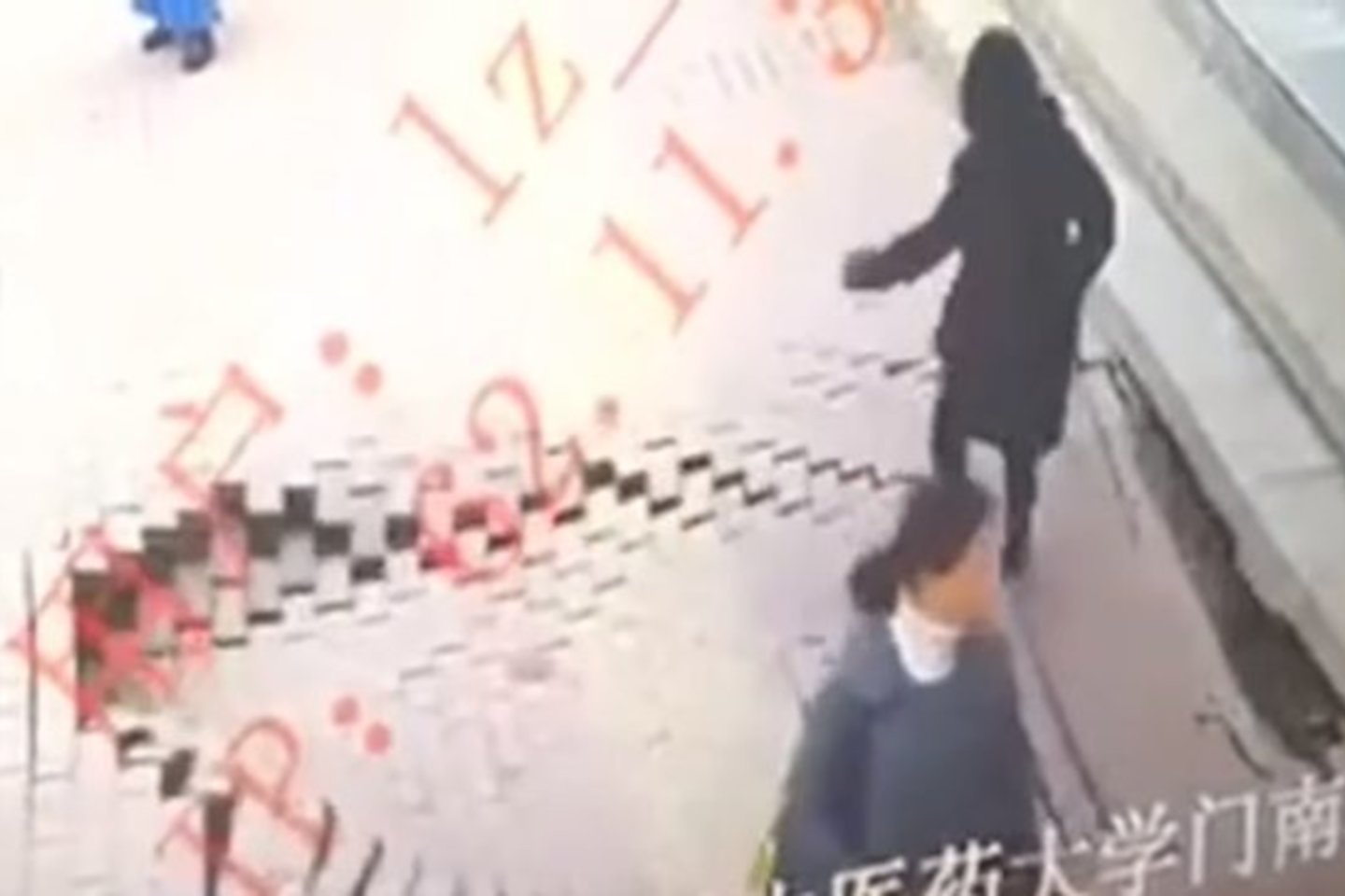  Landžou mieste Kinijoje vienoje gatvėje prasivėrusi smegduobė tiesiog prarijo šaligatviu ėjusią moterį.<br> Stebėjimo kamerų nuotr.