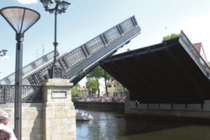 Uostamiesčio vargas – seni tiltai, vienas jau smarkiai braška per siūles