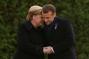 Pasaulis leipsta juokais: Angelą Merkel senolė palaikė Emmanuelio Macrono žmona