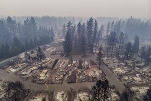 Nevaldomi gaisrai Kalifornijoje pasiglemžė dar daugiau aukų