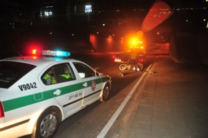 Kodėl policijos automobiliai naudoja mėlynas ir raudonas šviesas?