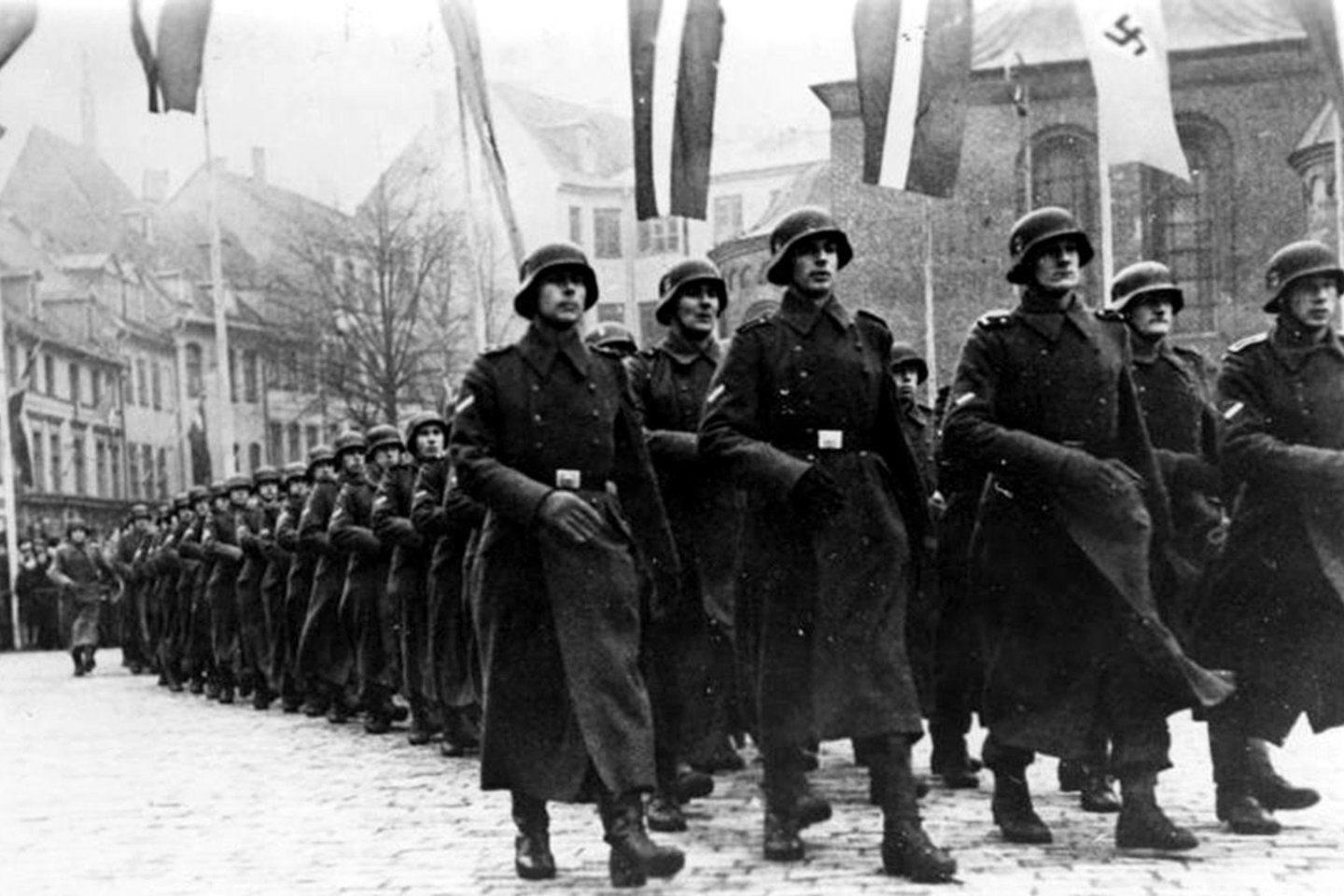 Latvių legiono paradas Rygoje. 1943 m.<br>Leidėjų nuotr.