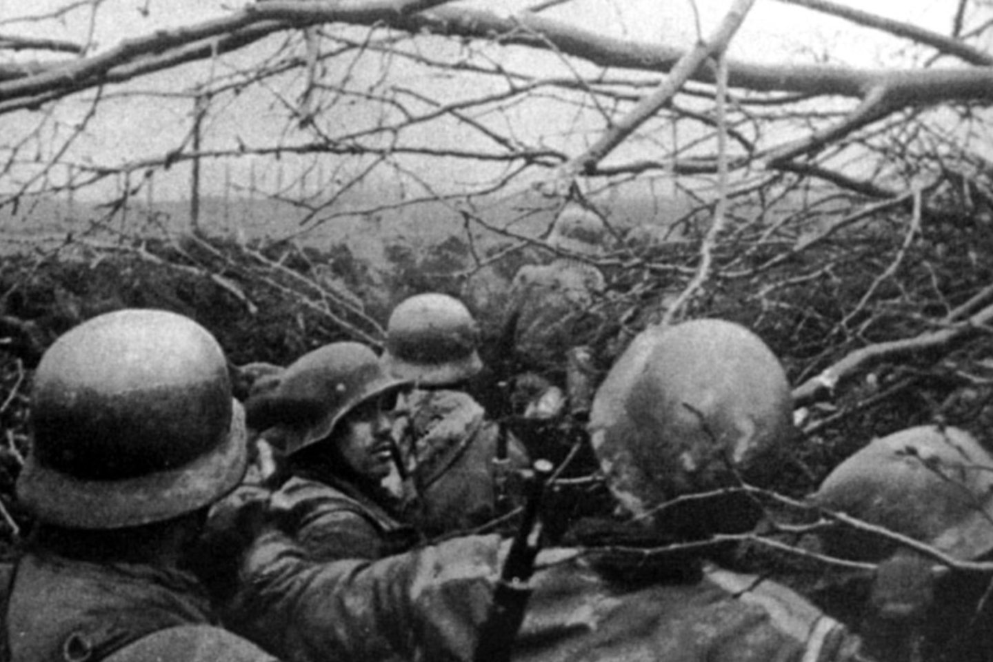 Latvių 19-osios Waffen-SS divizijos kariai laukia pasirodant sovietų. 1944 m. spalis.<br>Leidėjų nuotr.