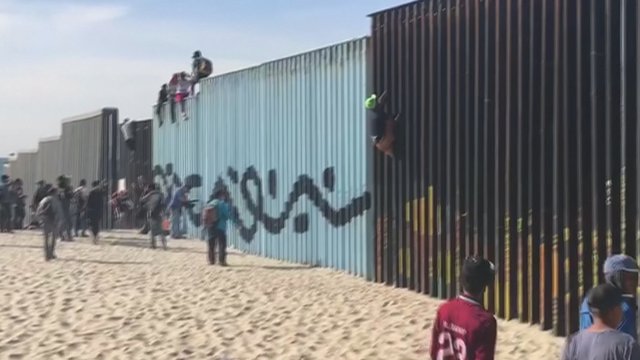 JAV pasiekusių migrantų nebaugina net D. Trumpo pasienio kliūtys