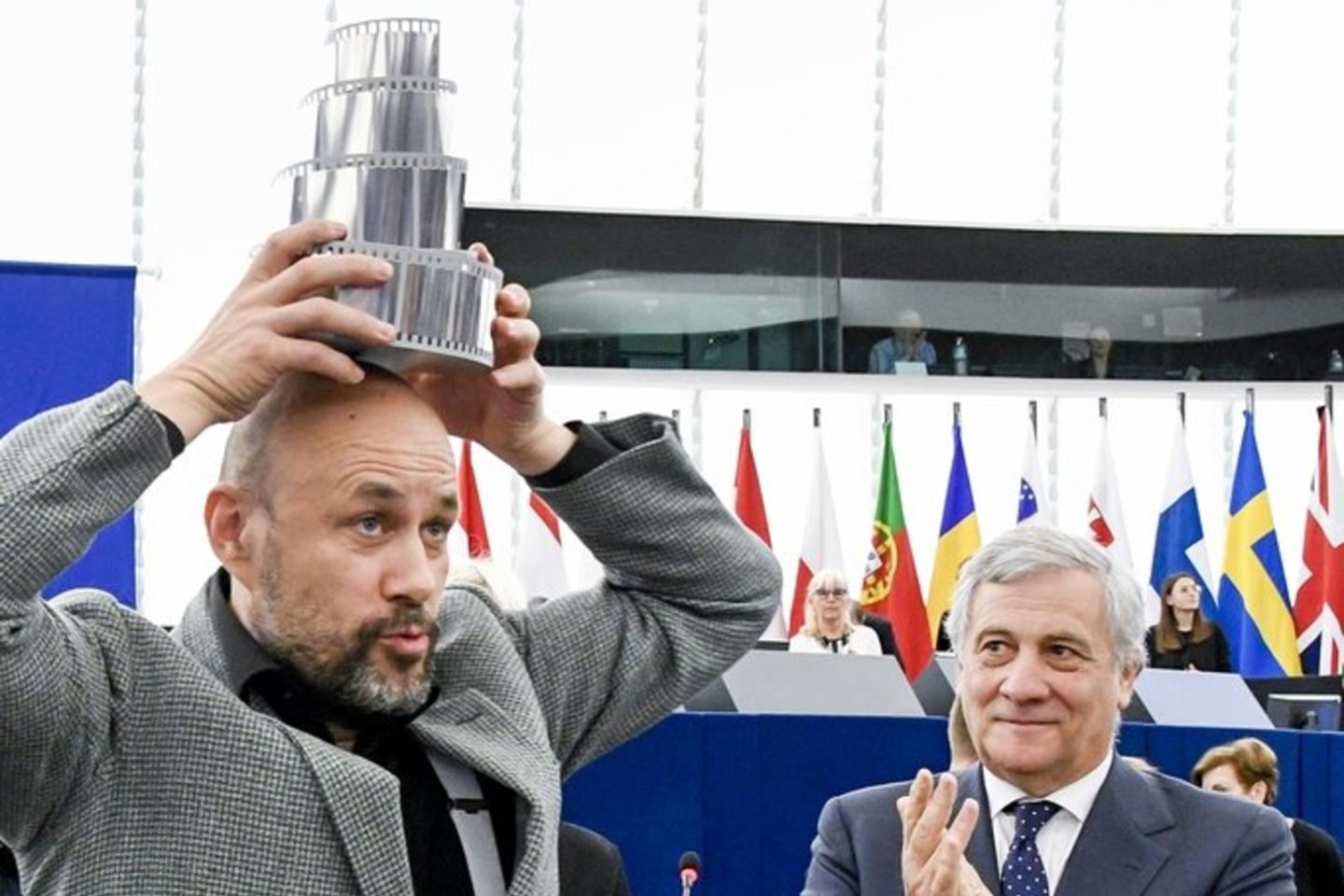  B.Erlingssonas (kairėje) ir EP pirmininkas A.Tajani<br> EP nuotr.
