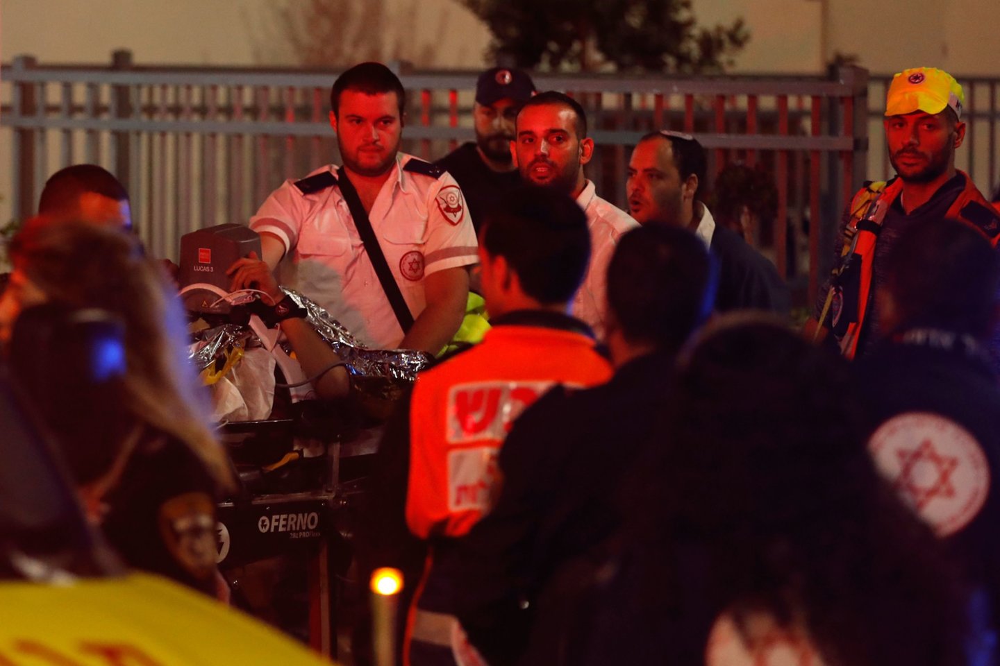  Peiliu ginkluotas palestinietis trečiadienio vakarą prasmuko į vieną policijos nuovadą Jeruzalėje ir nesunkiai sužeidė keturis pareigūnus, pranešė teisėsauga.<br> AFP/Scanpix nuotr.
