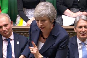 Theresa May stojo prieš parlamentarus: „Brexit“ įvyks nepaisant to, kas nutiks“