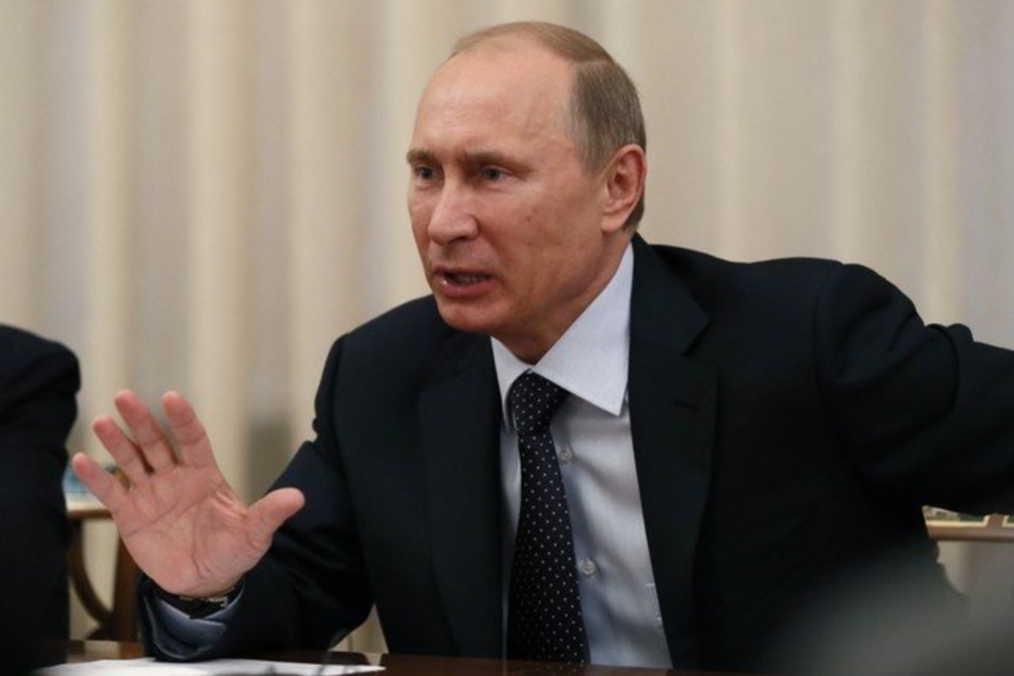 Rusijos prezidentas Vladimiras Putinas ketvirtadienį pareiškė, kad rinkimai separatistų kontroliuojamose teritorijose Rytų Ukrainoje buvo neišvengiami, nes tai buvo visuomenės reakcija į pastarojo meto įvykius.<br>AP. nuotr.