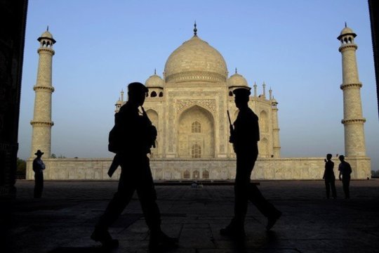 Tadž Mahal mauzoliejaus mieste mirė beždžionės pavogtas kūdikis
