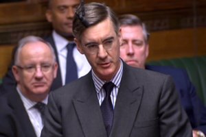 „Brexit“ šalininkas siūlys parlamentui balsuoti dėl nepasitikėjimo Theresa May