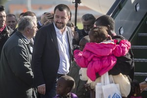 Prieš migrantus nusistatęs Italijos ministras pasveikino grupę pabėgėlių