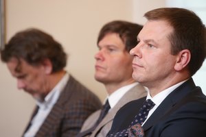 V. Šapoka: „Jeigu nemokame mokesčių, patys ir važinėsime duobėtais keliais“