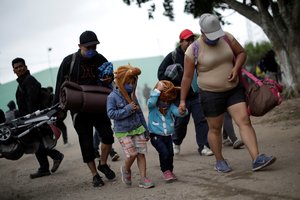 Prie JAV sienos jau atvyko daugiau kaip 1,5 tūkst. migrantų karavano narių