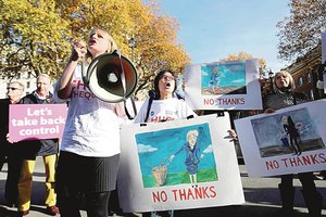 Theresos May „Brexit“ planas: susiskaldęs kabinetas, partija ir visa tauta