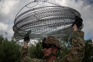 JAV ginsis nuo migrantų karavano: prie sienos su Meksika dislokuoja karius