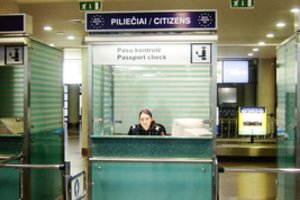 Vilniaus oro uoste VSAT pareigūnai sulaikė du teisingumo vengusius lietuvius