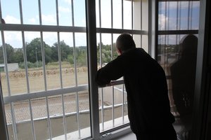 Prakalbo apie situaciją kalinimo įstaigose: nuslėpti du pareigūnų užpuolimai Marijampolėje