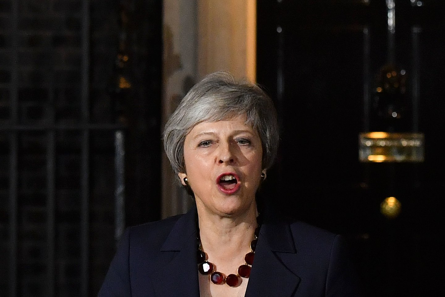 Jungtinės Karalystės ministrė pirmininkė Theresa May penktadienį tiesiogiai kreipėsi į rinkėjus prašydama paremti jos „Brexit“ planą ir laukia, ar oponentai jos pačios partijoje sutelks pakankamą paramą, kad galėtų mesti iššūkį jos vadovavimui. <br>AFP/Scanpix nuotr.
