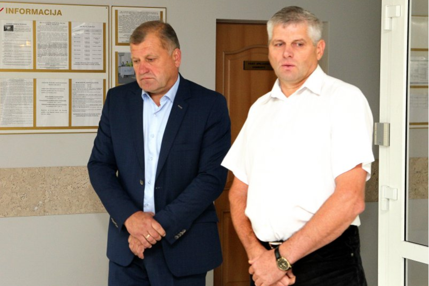  Teisme buvo apklaustas su teisiamu A.Tymuku (dešinėje) tekilą gėręs E.Mališauskas. <br> A.Švelnos nuotr.