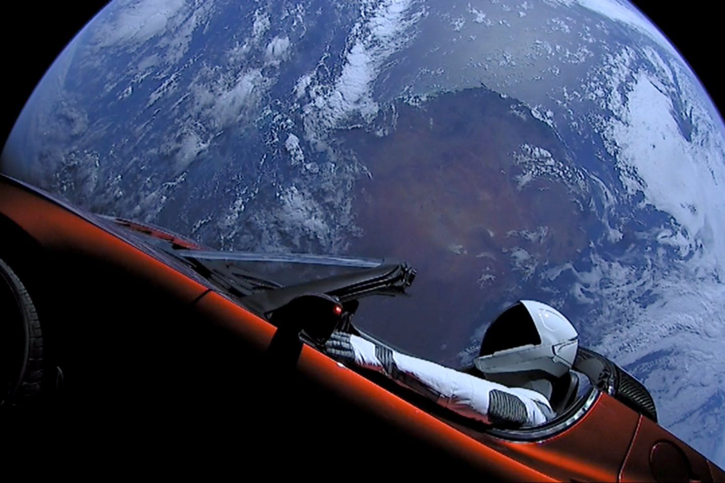 Atrodo, kad „Tesla Roadster“ lengvai sklendžia kosmose, bet iš tiesų ji lekia neįtikėtinu greičiu.<br> Reuters/Scanpix nuotr.
